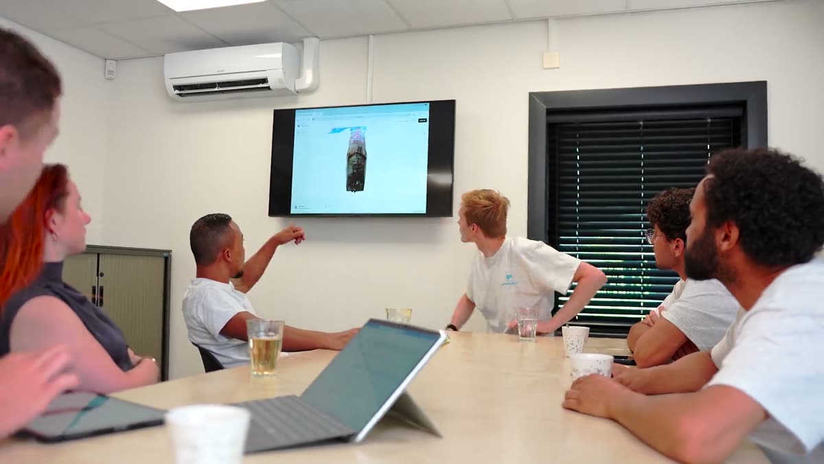 Collega's bespreken het werk op kantoor