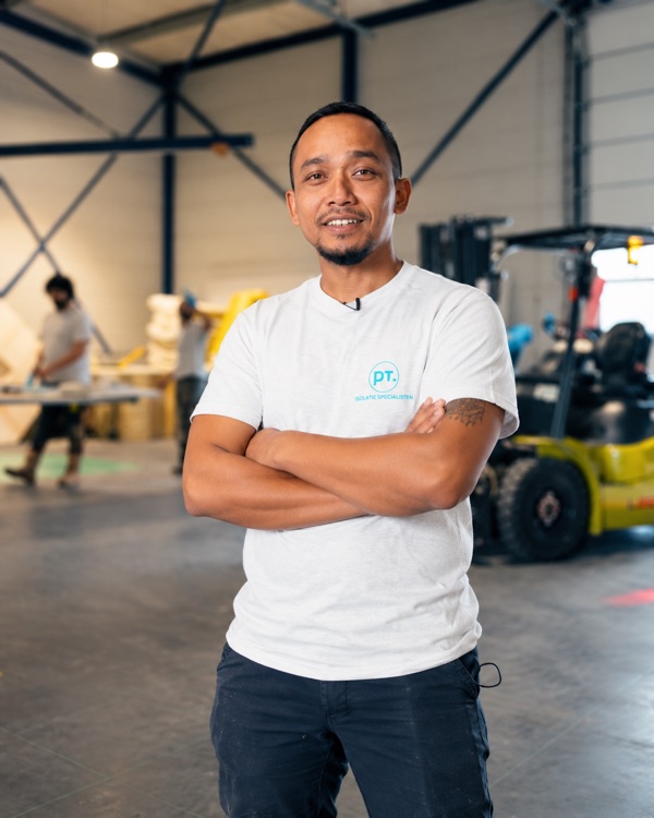 Collega van Putrenovatie met de armen over elkaar in de loods