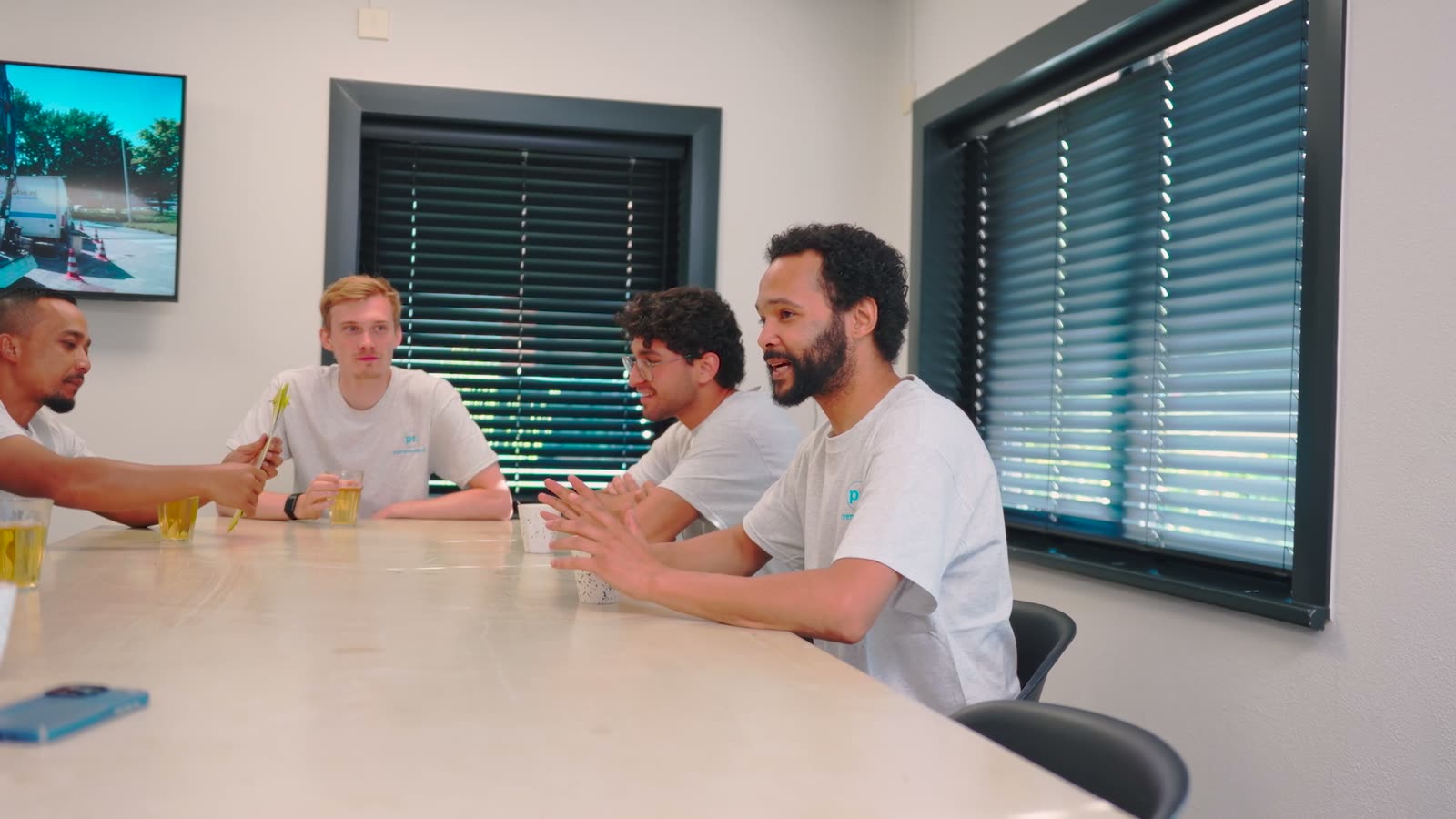 Collega's van Putrenovatie in gesprek aan de vergadertafel